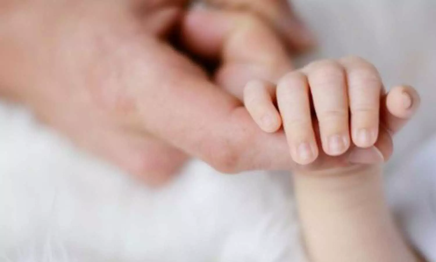 ഉറക്കത്തിൽ അമ്മ ഉരുണ്ടുവീണ് 18 മാസം പ്രായമുള്ള കുഞ്ഞ് മരിച്ചു; കൊലപാതകമെന്ന് പിതാവ്