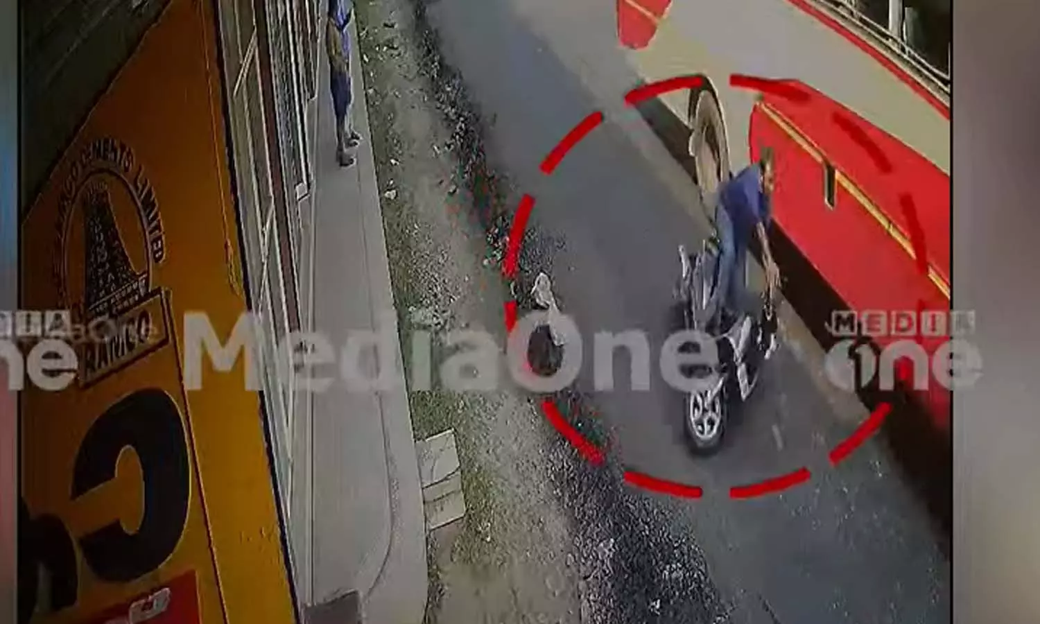 കോതമംഗലത്ത് കെ.എസ്.ആർ.ടി.സി ബസ്സിടിച്ച് ബി.ഡി.എസ് വിദ്യാർത്ഥിക്ക് ദാരുണാന്ത്യം കോതമംഗലത്ത് കെ.എസ്.ആർ.ടി.സി ബസ്സിടിച്ച് ബി.ഡി.എസ് വിദ്യാർത്ഥിക്ക് ദാരുണാന്ത്യം