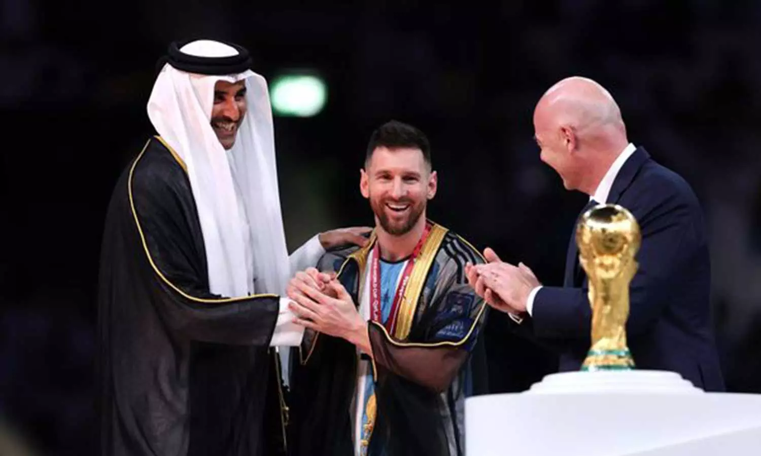 ലജ്ജാകരം, മഹത്തായ നിമിഷത്തെ നശിപ്പിച്ചു; മെസ്സിയെ ബിഷ്ത് പുതപ്പിച്ചതിനെതിരെ ബ്രിട്ടീഷ് മാധ്യമങ്ങൾ