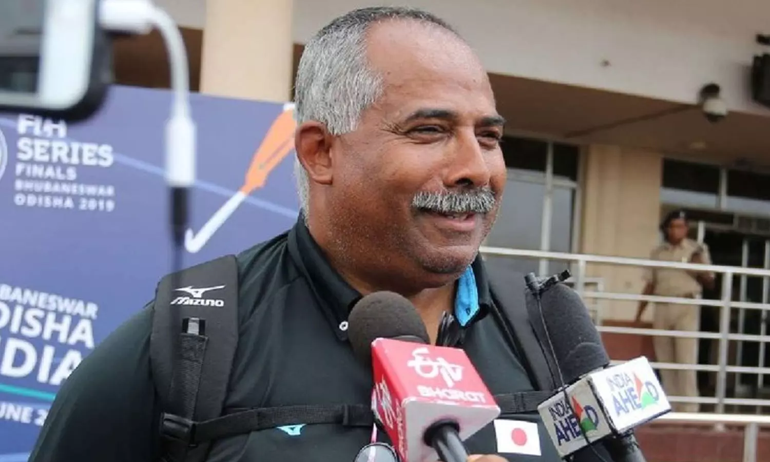 എട്ട് മാസമായി ശമ്പളമില്ല; പാകിസ്താന്റെ ഡച്ച് ഹോക്കി പരിശീലകൻ നാട്ടിലേക്ക് മടങ്ങി എട്ട് മാസമായി ശമ്പളമില്ല; പാകിസ്താന്റെ ഡച്ച് ഹോക്കി പരിശീലകൻ നാട്ടിലേക്ക് മടങ്ങി