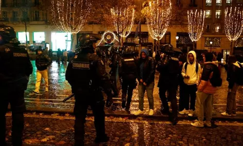 ലോകകപ്പ് ഫൈനലിലെ തോല്‍വി; ഫ്രാന്‍സില്‍ കലാപം, ആരാധകര്‍ വാഹനങ്ങള്‍ കത്തിച്ചു