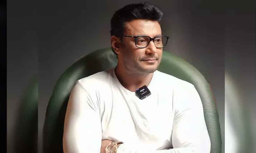 സ്ത്രീവിരുദ്ധ പരാമര്‍ശം: നടന് നേരെ ചെരിപ്പേറ്