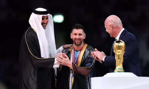 ലജ്ജാകരം, മഹത്തായ നിമിഷത്തെ നശിപ്പിച്ചു; മെസ്സിയെ ബിഷ്ത് പുതപ്പിച്ചതിനെതിരെ ബ്രിട്ടീഷ് മാധ്യമങ്ങൾ