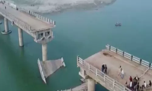 ബീഹാറിൽ 13 കോടി രൂപ ചെലവിൽ നിർമിച്ച പാലം തകർന്നു വീണു- വീഡിയോ ബീഹാറിൽ 13 കോടി രൂപ ചെലവിൽ നിർമിച്ച പാലം തകർന്നു വീണു- വീഡിയോ