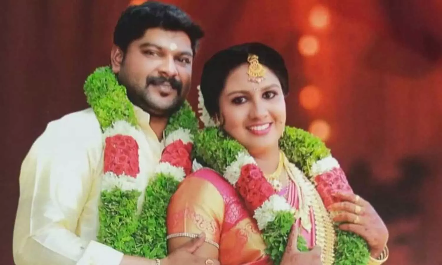 ട്രെയിൻ തട്ടി യുവതിയുടെ മരണം: ഭർത്താവിനും കുടുംബത്തിനും ബന്ധമുണ്ടെന്ന് ആരോപണം ട്രെയിൻ തട്ടി യുവതിയുടെ മരണം: ഭർത്താവിനും കുടുംബത്തിനും ബന്ധമുണ്ടെന്ന് ആരോപണം