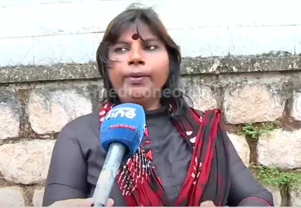 തൃശൂരില് കൊടി തോരണത്തിന്റെ കയർ കഴുത്തിൽ കുരുങ്ങി അഭിഭാഷകയ്ക്ക് പരിക്ക് തൃശൂരില് കൊടി തോരണത്തിന്റെ കയർ കഴുത്തിൽ കുരുങ്ങി അഭിഭാഷകയ്ക്ക് പരിക്ക്