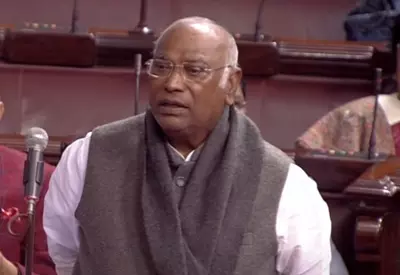 ഖാര്‍ഗെയുടെ അല്‍വാര്‍ പ്രസംഗത്തെ ചൊല്ലി പാര്‍ലമെന്‍റില്‍ ബഹളം; മാപ്പ് പറയണമെന്ന് ബി.ജെ.പി