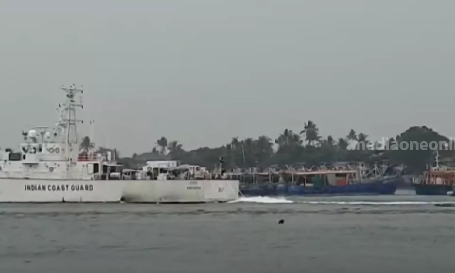 അടിയൊഴുക്ക് ശക്തം; വൈപ്പിനിൽ കെട്ടിയിട്ട 12 വള്ളങ്ങൾ ഒഴുകിപ്പോയി