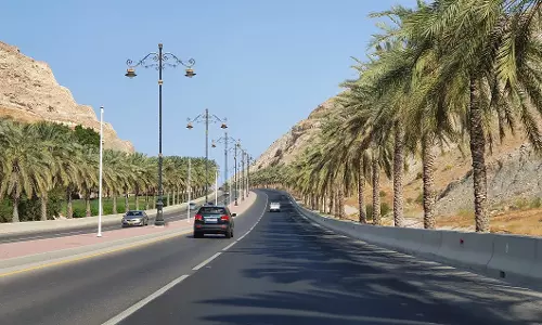 യു.എ.ഇ വിസിറ്റ് വിസ പുതുക്കാനായി   ഒമാനിലേക്ക് സന്ദർശകരുടെ ഒഴുക്ക്