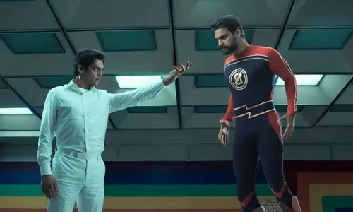 മിന്നല്‍ മുരളിയില്‍ പുതിയ വില്ലന്‍? നെറ്റ്ഫ്ലിക്സ് പുറത്തുവിട്ട ഫോട്ടോ കണ്ട് തല പുകച്ച് ആരാധകര്‍