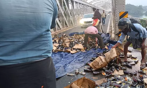 പാലത്തിലിടിച്ചിട്ടും നിർത്തിയില്ല, കടന്നുകളഞ്ഞ് മദ്യലോറി; കടത്തെന്ന സംശയത്തിൽ പൊലീസ്