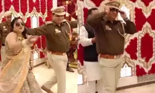 കാക്കിക്കുള്ളിലെ നർത്തകൻ; സ്റ്റേജിൽ പാട്ടിനൊപ്പം യൂണിഫോമിൽ വൻ ഡാൻസുമായി പൊലീസ് ഉദ്യോ​ഗസ്ഥൻ