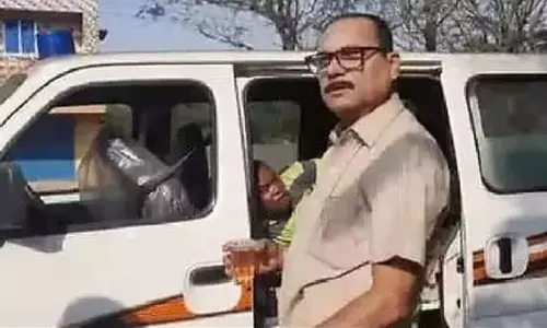 ആശുപത്രിയിലേക്ക് പോകവെ ആംബുലൻസ് റോഡരികിൽ നിർത്തി മദ്യപിച്ച് ഡ്രൈവർ; രോ​ഗിക്കും കൊടുത്തു ഒരു പെ​ഗ്