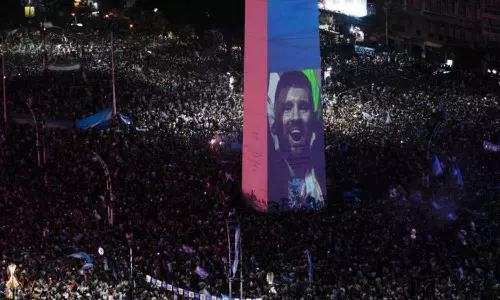 പ്രസിഡന്റിന്റെ കൊട്ടാരത്തിൽ എത്തണമെന്ന നിർദേശം തള്ളി; ആരാധകർക്കൊപ്പം വിജയമാഘോഷിച്ച് അർജന്റീന താരങ്ങൾ