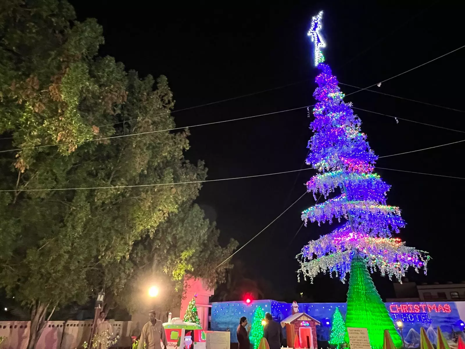 ഉപയോഗശൂന്യമായ വസ്തുക്കളിൽ നിർമ്മിച്ച ക്രിസ്മസ് ട്രീ ജനശ്രദ്ധയാകർശിക്കുന്നു ഉപയോഗശൂന്യമായ വസ്തുക്കളിൽ നിർമ്മിച്ച ക്രിസ്മസ് ട്രീ ജനശ്രദ്ധയാകർശിക്കുന്നു