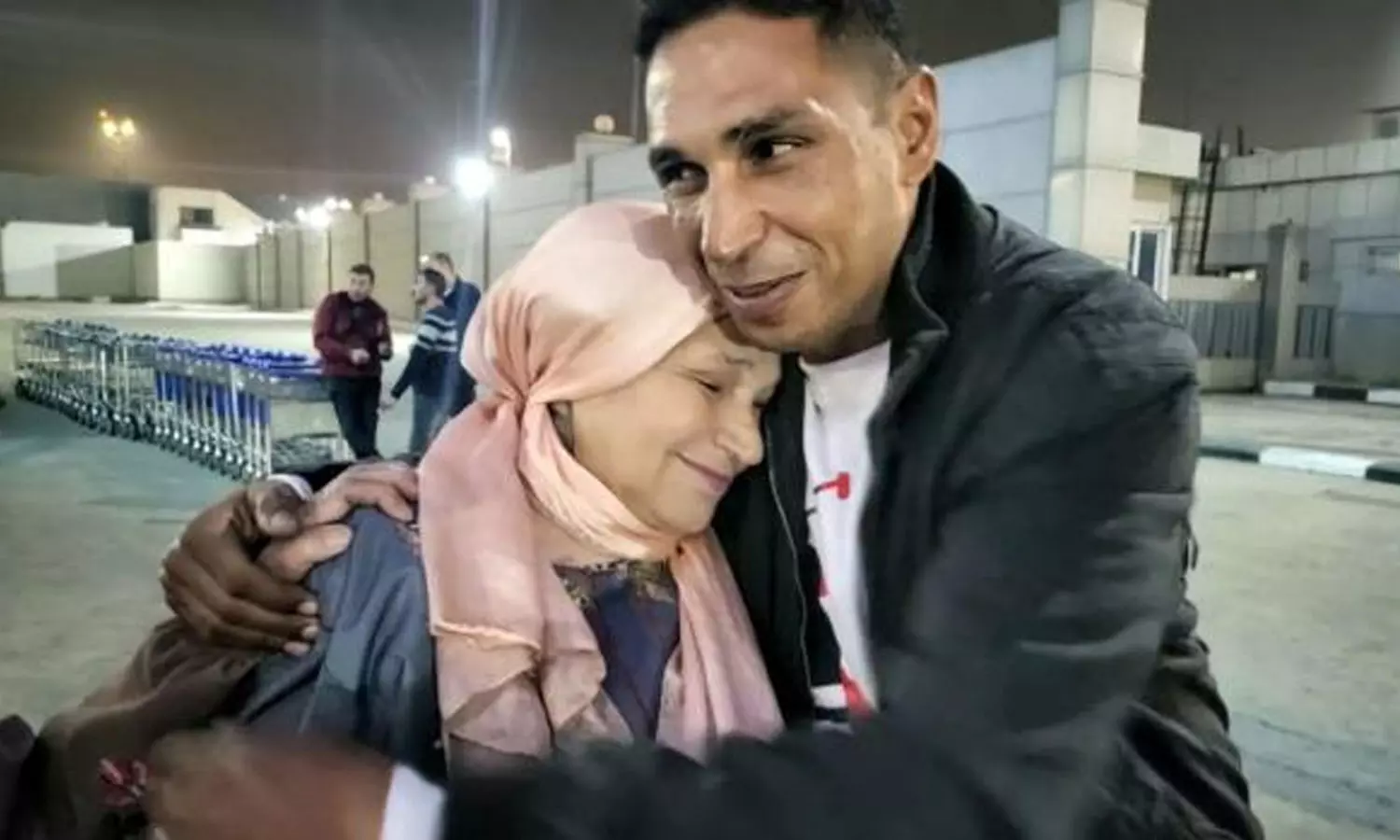 മകൻ മരിച്ചുപോയെന്ന് അച്ഛൻ പറഞ്ഞ് വിശ്വസിപ്പിച്ചു; 44 വർഷത്തിന് ശേഷം അമ്മയെ കണ്ടുമുട്ടി വിസാം മുഹമ്മദ് മകൻ മരിച്ചുപോയെന്ന് അച്ഛൻ പറഞ്ഞ് വിശ്വസിപ്പിച്ചു; 44 വർഷത്തിന് ശേഷം അമ്മയെ കണ്ടുമുട്ടി വിസാം മുഹമ്മദ്