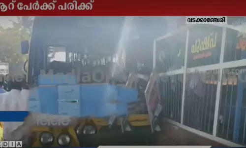 വടക്കാഞ്ചേരിയിൽ കോളജ് ബസ് ഹോട്ടലിലേക്ക് പാഞ്ഞുകയറി ആറുപേർക്ക് പരിക്ക്