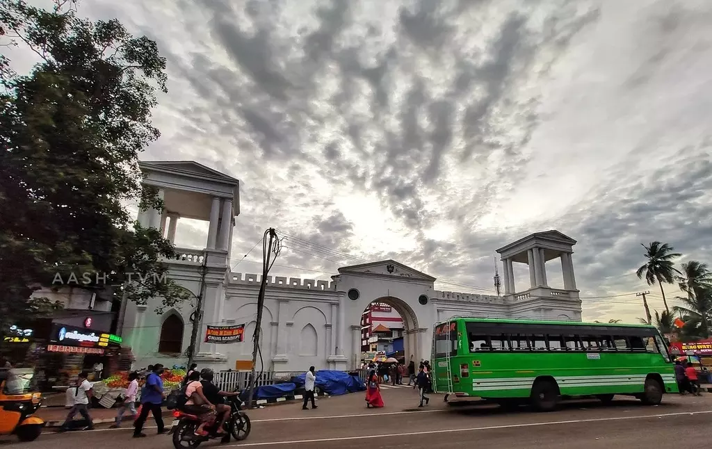കിഴക്കേക്കോട്ടയിലെ സ്വകാര്യ ബസുകളുടെ അനധികൃത പാർക്കിങ്ങിനെതിരെ ഗതാഗത വകുപ്പ് നടപടിക്ക്