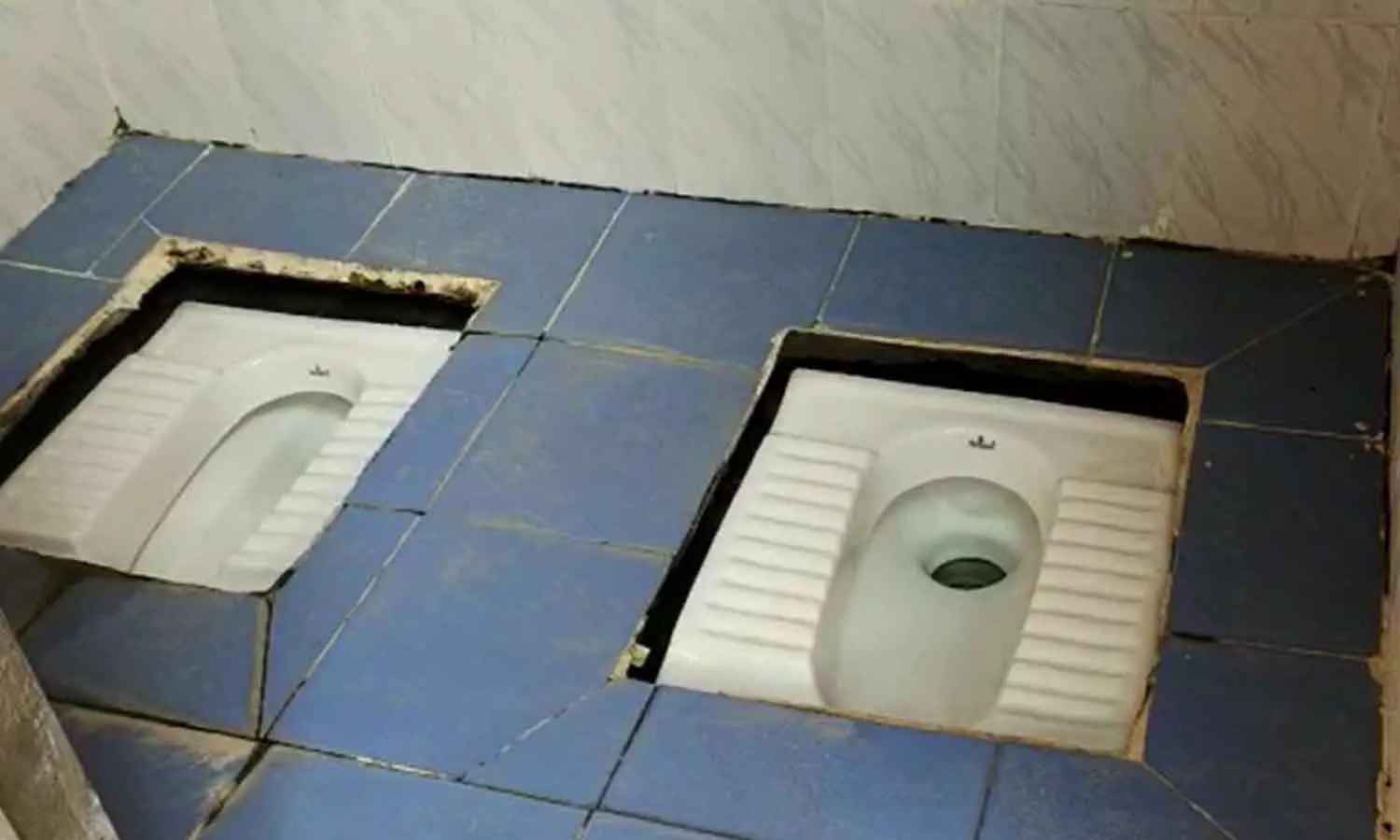 10 ലക്ഷത്തിന് ഒറ്റ മുറിയിൽ രണ്ട് ടോയ്ലറ്റ്! ഇത് സ്വച്ഛ് ഭാരത് യു.പി മോഡൽ 10 ലക്ഷത്തിന് ഒറ്റ മുറിയിൽ രണ്ട് ടോയ്ലറ്റ്! ഇത് സ്വച്ഛ് ഭാരത് യു.പി മോഡൽ