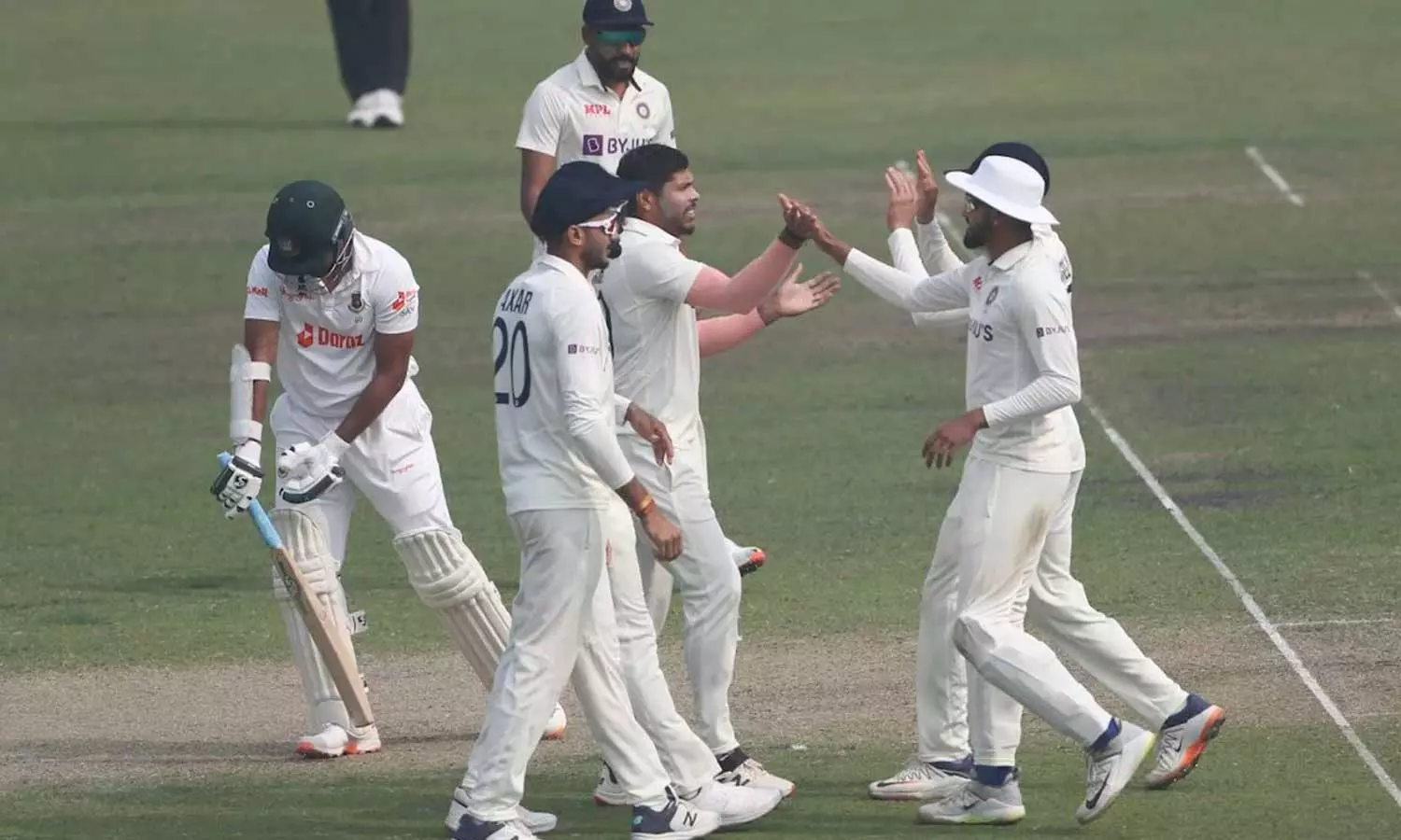 ഒറ്റയ്ക്ക് പോരാടി മോമിൻ; ബംഗ്ലാദേശിനെ 227ൽ ചുരുക്കിക്കെട്ടി ഇന്ത്യ ഒറ്റയ്ക്ക് പോരാടി മോമിൻ; ബംഗ്ലാദേശിനെ 227ൽ ചുരുക്കിക്കെട്ടി ഇന്ത്യ