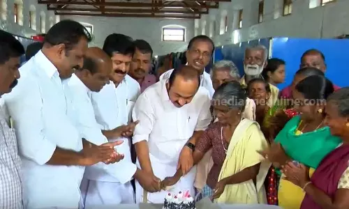 മത്സ്യത്തൊഴിലാളികൾക്കൊപ്പം ക്രിസ്മസ് ആഘോഷിച്ച് പ്രതിപക്ഷനേതാവ് മത്സ്യത്തൊഴിലാളികൾക്കൊപ്പം ക്രിസ്മസ് ആഘോഷിച്ച് പ്രതിപക്ഷനേതാവ്