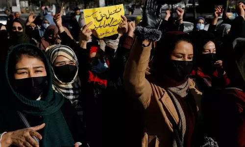 അവകാശങ്ങൾ എല്ലാവർക്കും വേണം, അല്ലെങ്കിൽ ആർക്കുമുണ്ടാകരുത്; താലിബാന്റെ സർവകലാശാല വിലക്കിനെതിരെ സ്ത്രീകൾ തെരുവിൽ