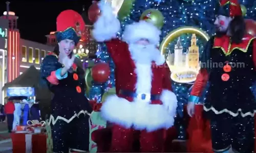 ക്രിസ്​മസിനൊരുങ്ങി ദുബൈ ​ഗ്ലോബൽ വില്ലേജ്​; കൂറ്റൻ ട്രീയും സമ്മാനപ്പൊതികളും