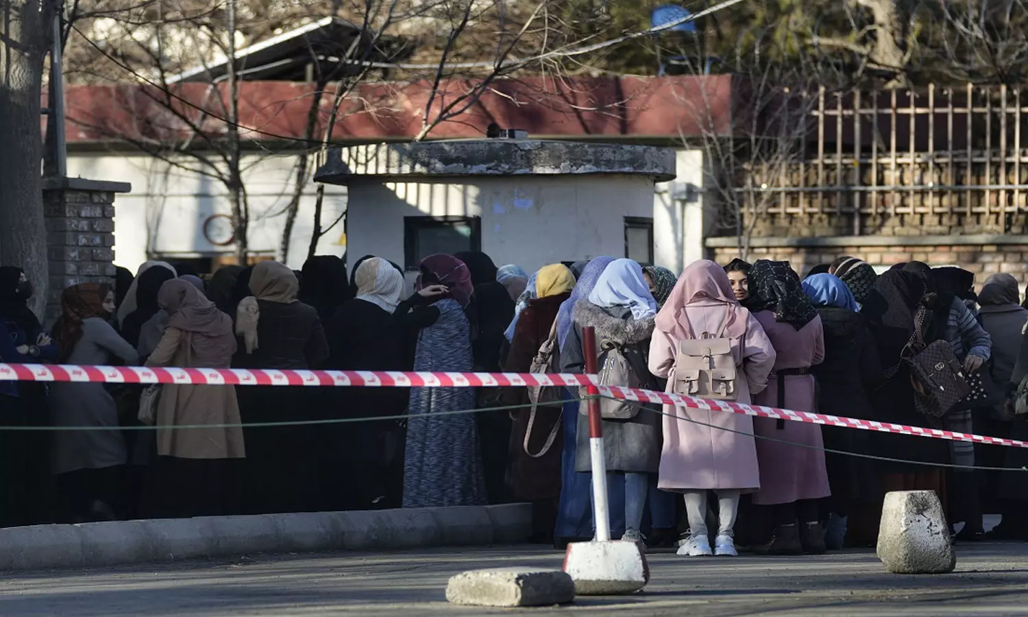 വിദ്യാർഥിനികളുടെ വിദ്യാഭ്യാസം വിലക്കിയ താലിബാൻ നേതാക്കളുടെ പെൺമക്കളുടെ പഠനം വിദേശത്ത്; ഇരട്ടത്താപ്പ് പുറത്ത് വിദ്യാർഥിനികളുടെ വിദ്യാഭ്യാസം വിലക്കിയ താലിബാൻ നേതാക്കളുടെ പെൺമക്കളുടെ പഠനം വിദേശത്ത്; ഇരട്ടത്താപ്പ് പുറത്ത്