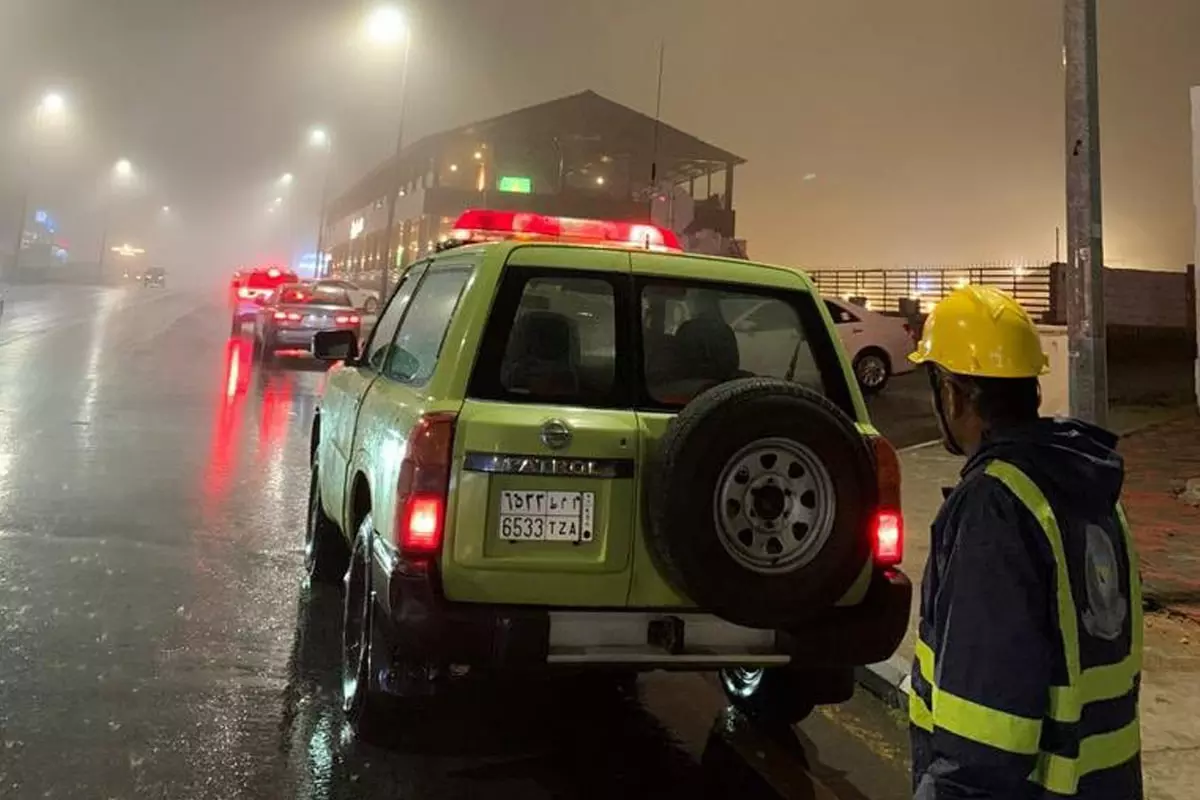 സൗദിയുടെ വിവിധ ഭാഗങ്ങളിൽ കനത്ത മഴ; നൂറുകണക്കിന് വാഹനങ്ങൾ ഒലിച്ചുപോയി സൗദിയുടെ വിവിധ ഭാഗങ്ങളിൽ കനത്ത മഴ; നൂറുകണക്കിന് വാഹനങ്ങൾ ഒലിച്ചുപോയി