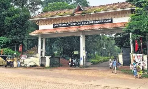 കളമശ്ശേരി മെഡിക്കൽ കോളജിൽ മൃതദേഹം ചുമന്ന് കൊണ്ടുപോയ സംഭവം; ലിഫ്റ്റിന് ലൈസൻസില്ലെന്ന് സൂപ്രണ്ട്