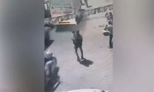 വീട്ടുമുറ്റത്ത് കളിച്ചുകൊണ്ടിരുന്ന അഞ്ച് വയസുകാരിയെ തട്ടിക്കൊണ്ടുപോയി ബലാത്സം​ഗം ചെയ്തു; പ്രതി ഒളിവിൽ