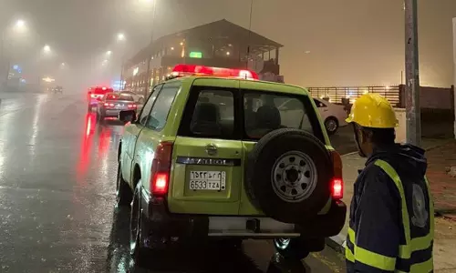 സൗദിയുടെ വിവിധ ഭാഗങ്ങളിൽ കനത്ത മഴ; നൂറുകണക്കിന് വാഹനങ്ങൾ ഒലിച്ചുപോയി