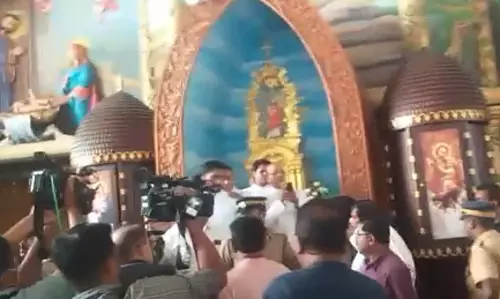 സെന്‍റ് മേരീസ് ബസലിക്കയില്‍ സംഘര്‍ഷം; അള്‍ത്താരയിലേക്ക് ഒരു വിഭാഗം വിശ്വാസികള്‍ ഇരച്ചുകയറി