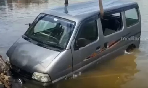 മലയാറ്റൂരില്‍ കാര്‍ ചിറയിലേക്ക് മറിഞ്ഞ് രണ്ട് മരണം