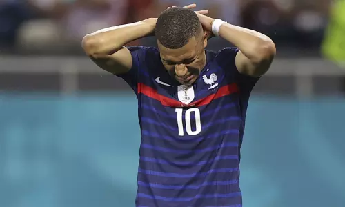 തോല്വിയുടെ പാപഭാരം പേറിയ കിലിയന് എംബാപ്പെ! തോല്വിയുടെ പാപഭാരം പേറിയ കിലിയന് എംബാപ്പെ!