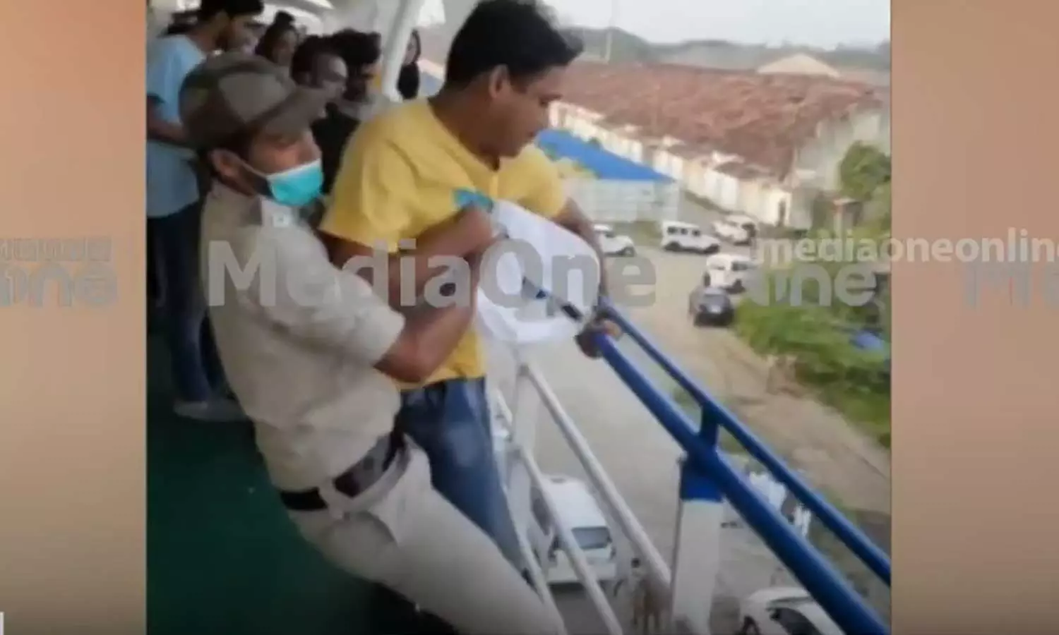 ലക്ഷദ്വീപിലെ ജനവിരുദ്ധ നയങ്ങൾ; പ്രഫുൽ പട്ടേലിനെതിരെ കൊച്ചിയിൽ പ്രതിഷേധം ലക്ഷദ്വീപിലെ ജനവിരുദ്ധ നയങ്ങൾ; പ്രഫുൽ പട്ടേലിനെതിരെ കൊച്ചിയിൽ പ്രതിഷേധം