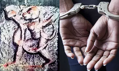 ക്ഷേത്രത്തിൽ നിന്ന് 300 വർഷം പഴക്കമുള്ള ഹനുമാൻ വിഗ്രഹം കവർന്നു; രണ്ട് പേർ പിടിയിൽ ക്ഷേത്രത്തിൽ നിന്ന് 300 വർഷം പഴക്കമുള്ള ഹനുമാൻ വിഗ്രഹം കവർന്നു; രണ്ട് പേർ പിടിയിൽ