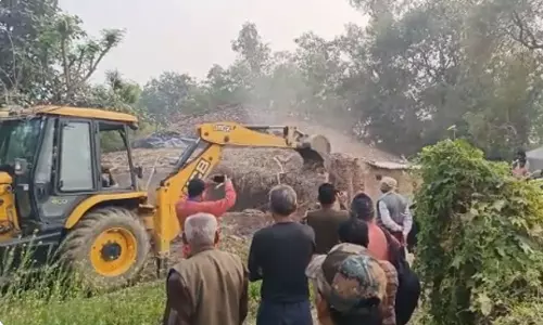 കാമുകിയായ 19കാരിയെ നിലത്തിട്ട് ചവിട്ടിയ പ്രതിയുടെ വീട് ബുൾഡോസർ കൊണ്ട് പൊളിച്ച് സർക്കാർ