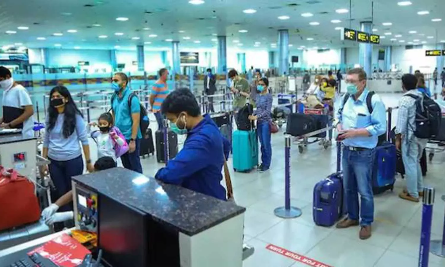 കോവിഡിനെതിരെ ജാഗ്രത ശക്തമാക്കി കേന്ദ്രം; വിമാനത്താവളങ്ങളിൽ കൂടുതൽ യാത്രക്കാരെ പരിശോധിക്കും