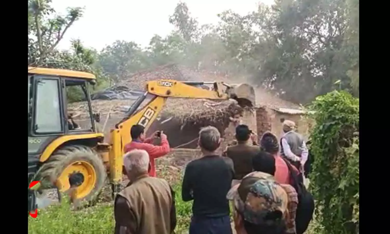 വിവാഹം കഴിക്കാൻ വിസമ്മതിച്ചതിന് 19-കാരിയെ ക്രൂരമായി മർദിച്ച യുവാവിന്റെ വീട് ബുൾഡോസർ ഉപയോഗിച്ച് തകർത്തു
