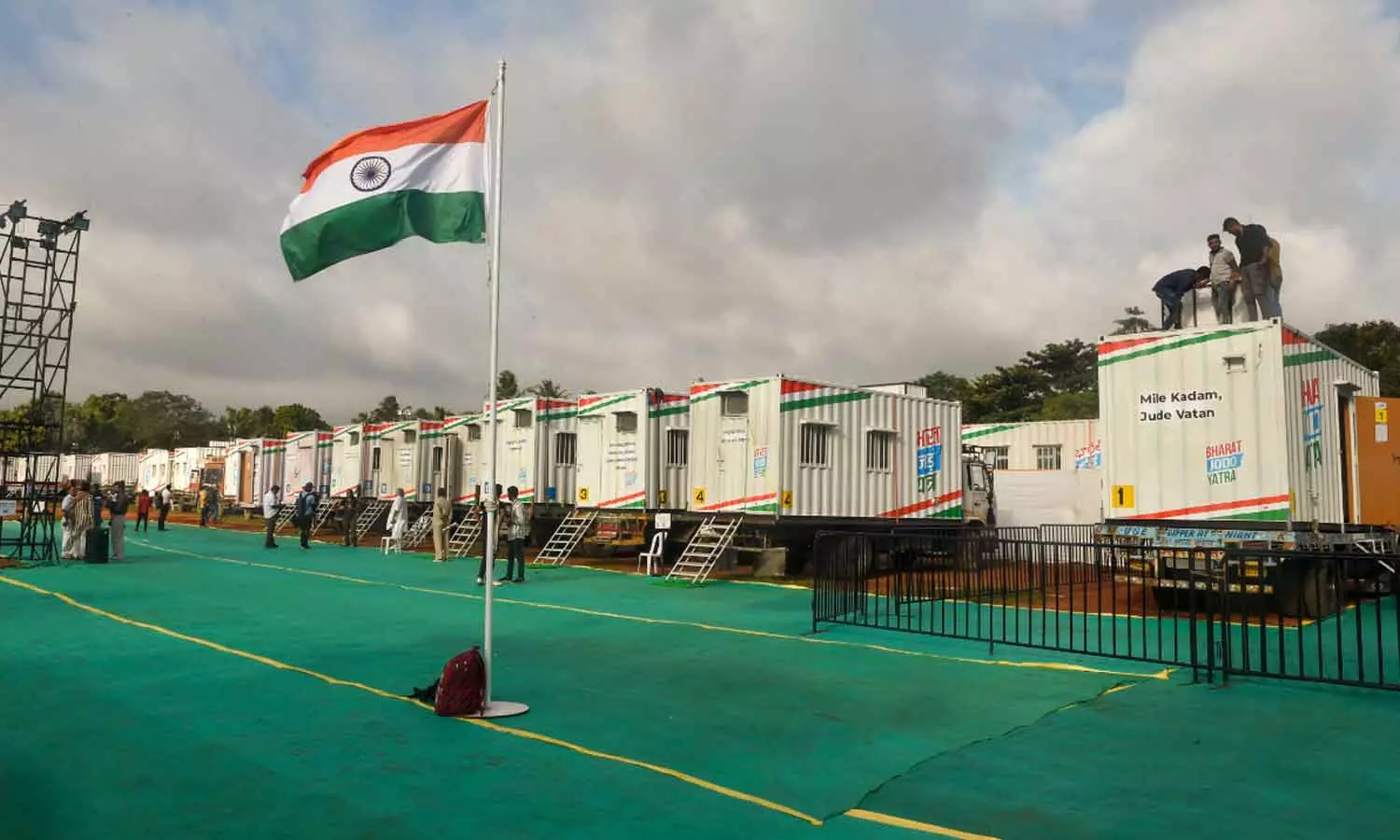 ഭാരത് ജോഡോ യാത്രയുടെ കണ്ടെയ്നറിൽ ഡൽഹി പൊലീസ് പരിശോധന നടത്തിയതിനെതിരെ കോൺഗ്രസ് ഭാരത് ജോഡോ യാത്രയുടെ കണ്ടെയ്നറിൽ ഡൽഹി പൊലീസ് പരിശോധന നടത്തിയതിനെതിരെ കോൺഗ്രസ്