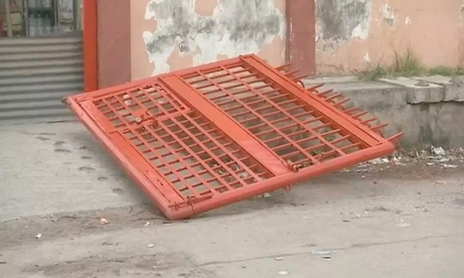 ഗുജറാത്തിൽ ഗവ. സ്കൂൾ ഗേറ്റ് ദേഹത്ത് വീണ് എട്ട് വയസുകാരിക്ക് ദാരുണാന്ത്യം; പ്രിൻസിപ്പലിന് സസ്പെൻഷൻ ഗുജറാത്തിൽ ഗവ. സ്കൂൾ ഗേറ്റ് ദേഹത്ത് വീണ് എട്ട് വയസുകാരിക്ക് ദാരുണാന്ത്യം; പ്രിൻസിപ്പലിന് സസ്പെൻഷൻ