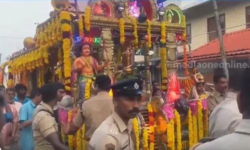 തങ്കയങ്കി ഇന്ന്  ശബരിമല സന്നിധാനത്തെത്തും; മഹാദീപാരാധന വൈകിട്ട് 6.30 ന്