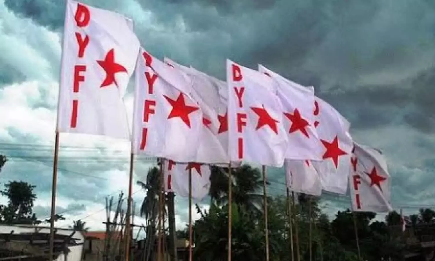 മദ്യലഹരിയിൽ റോഡിൽ നൃത്തം ചെയ്ത ഡി വൈ എഫ് നേതാവിനെതിരെ നടപടി