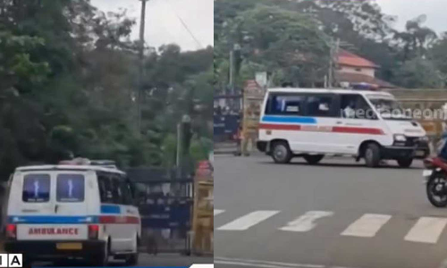 രോഗിയുമായി ആംബുലൻസ് എത്തിയിട്ടും ബാരിക്കേഡ് നീക്കാതെ പൊലീസ്; പ്രതിഷേധം