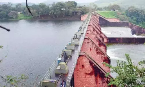 മുല്ലപ്പെരിയാറിൽ ജലനിരപ്പ് 142 അടിയിലേക്ക്; തമിഴ്നാട് കൊണ്ടുപോകുന്ന വെള്ളത്തിന്‍റെ അളവ് കൂട്ടി