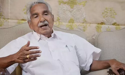 ഫ്ലക്സില് നിന്നും ഉമ്മൻ ചാണ്ടിയുടെ ചിത്രം ഒഴിവാക്കി; വാക്കുതര്ക്കം കയ്യാങ്കളിയില് കലാശിച്ചു ഫ്ലക്സില് നിന്നും ഉമ്മൻ ചാണ്ടിയുടെ ചിത്രം ഒഴിവാക്കി; വാക്കുതര്ക്കം കയ്യാങ്കളിയില് കലാശിച്ചു