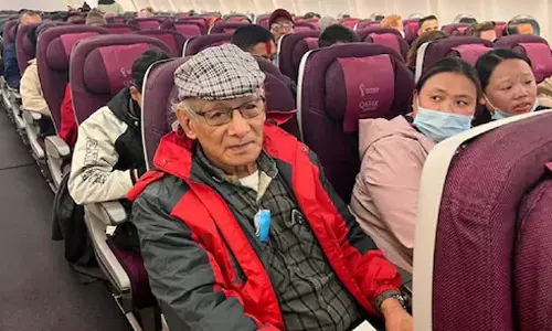 തൊട്ടടുത്ത് ചാൾസ് ശോഭരാജ്; ഭയന്ന് വിറച്ച് യാത്രക്കാരി, വൈറലായി ചിത്രം