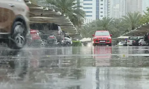 യു.എ.ഇയുടെ പലയിടത്തും ശക്തമായ മഴ:  റോഡുകളിൽ വെള്ളക്കെട്ട്‌