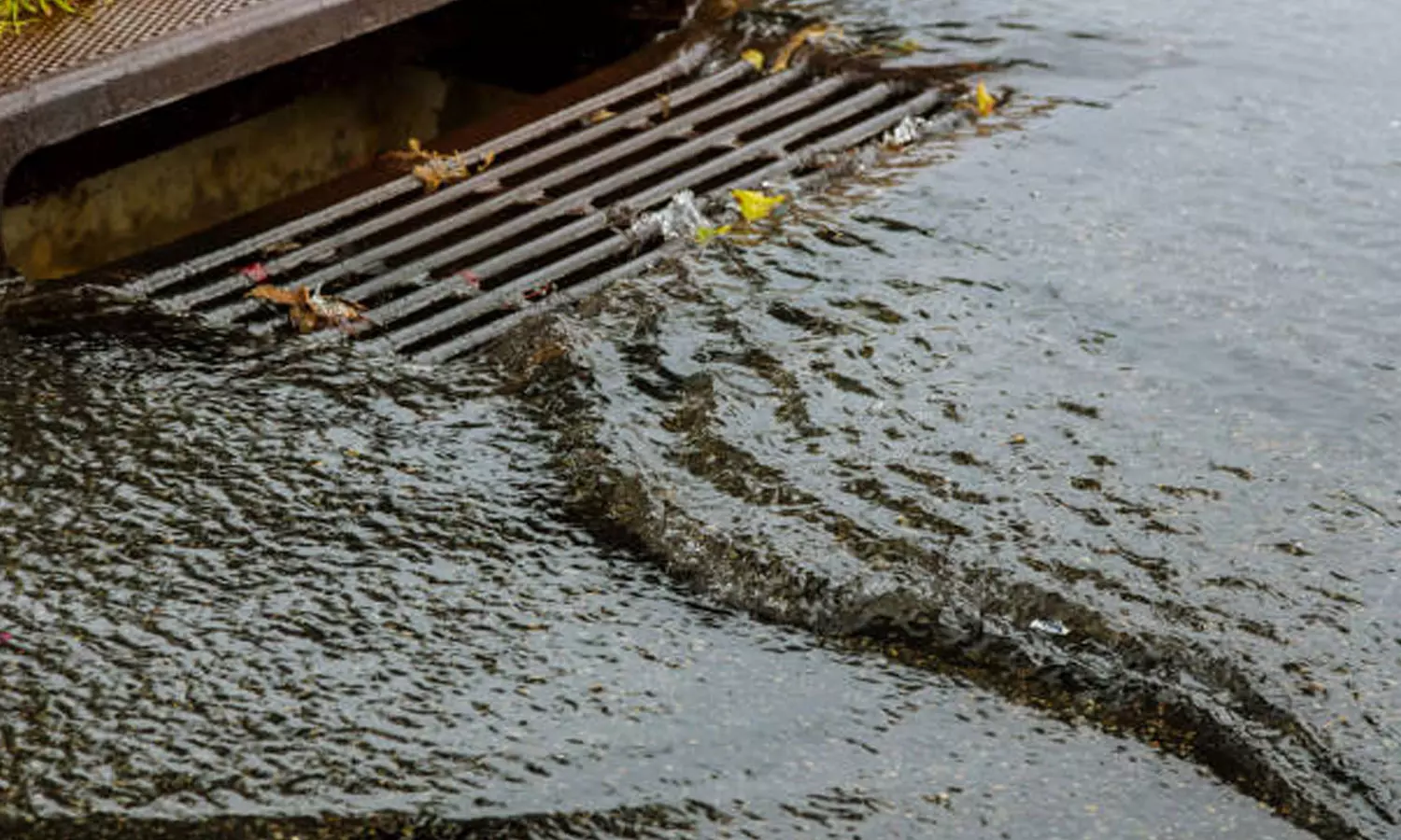 റാസൽഖൈമയിൽ മഴവെള്ളം നിറഞ്ഞ ഓടയിൽ വീണ് പിതാവും മകനും മരിച്ചു